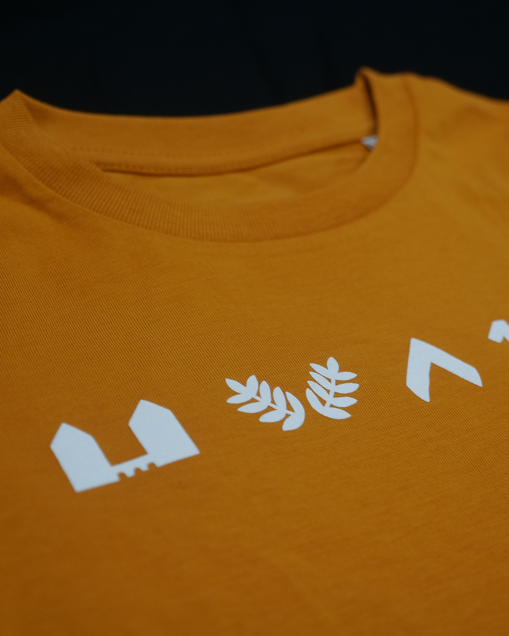 T-shirt Kèrl - mosterdgeel - icoontjes - Kids